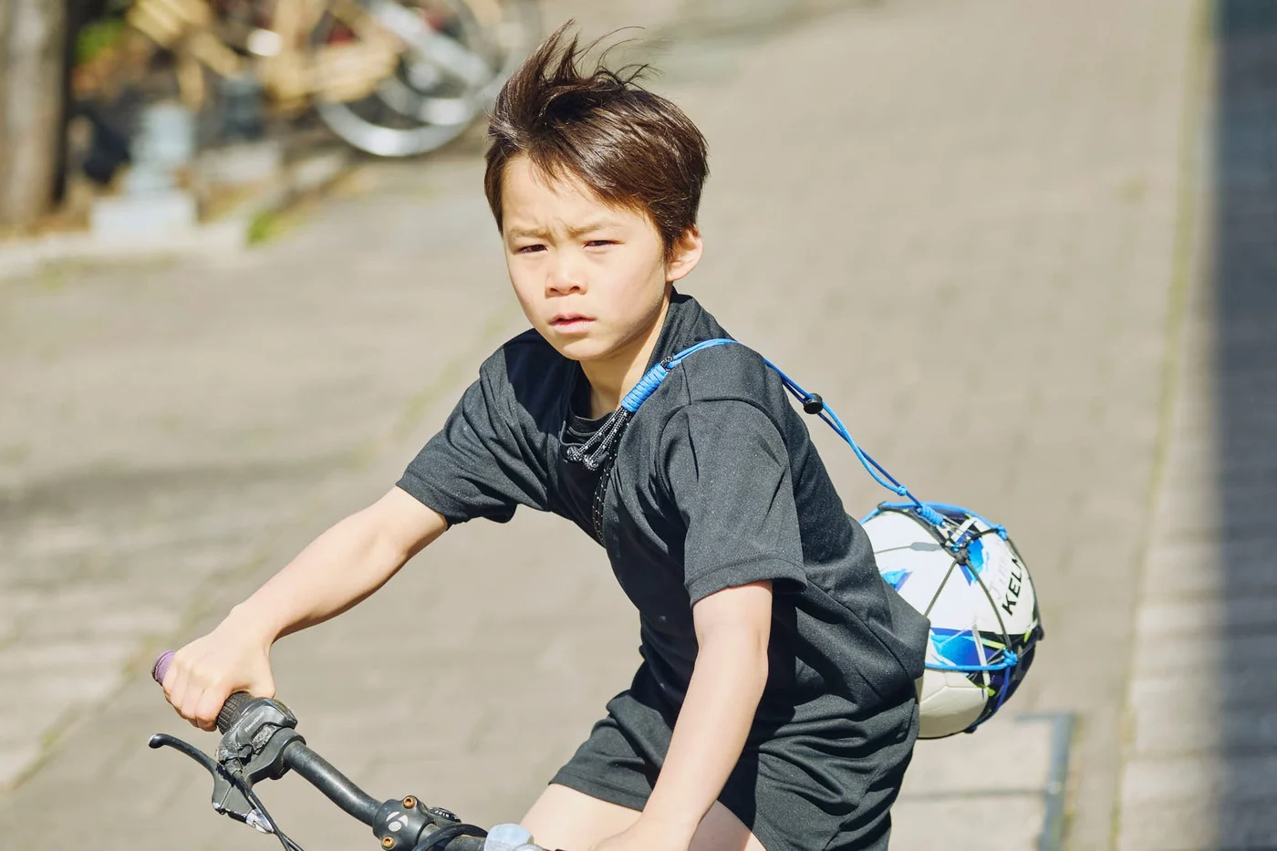 BalóNestを背負って自転車に乗る子ども