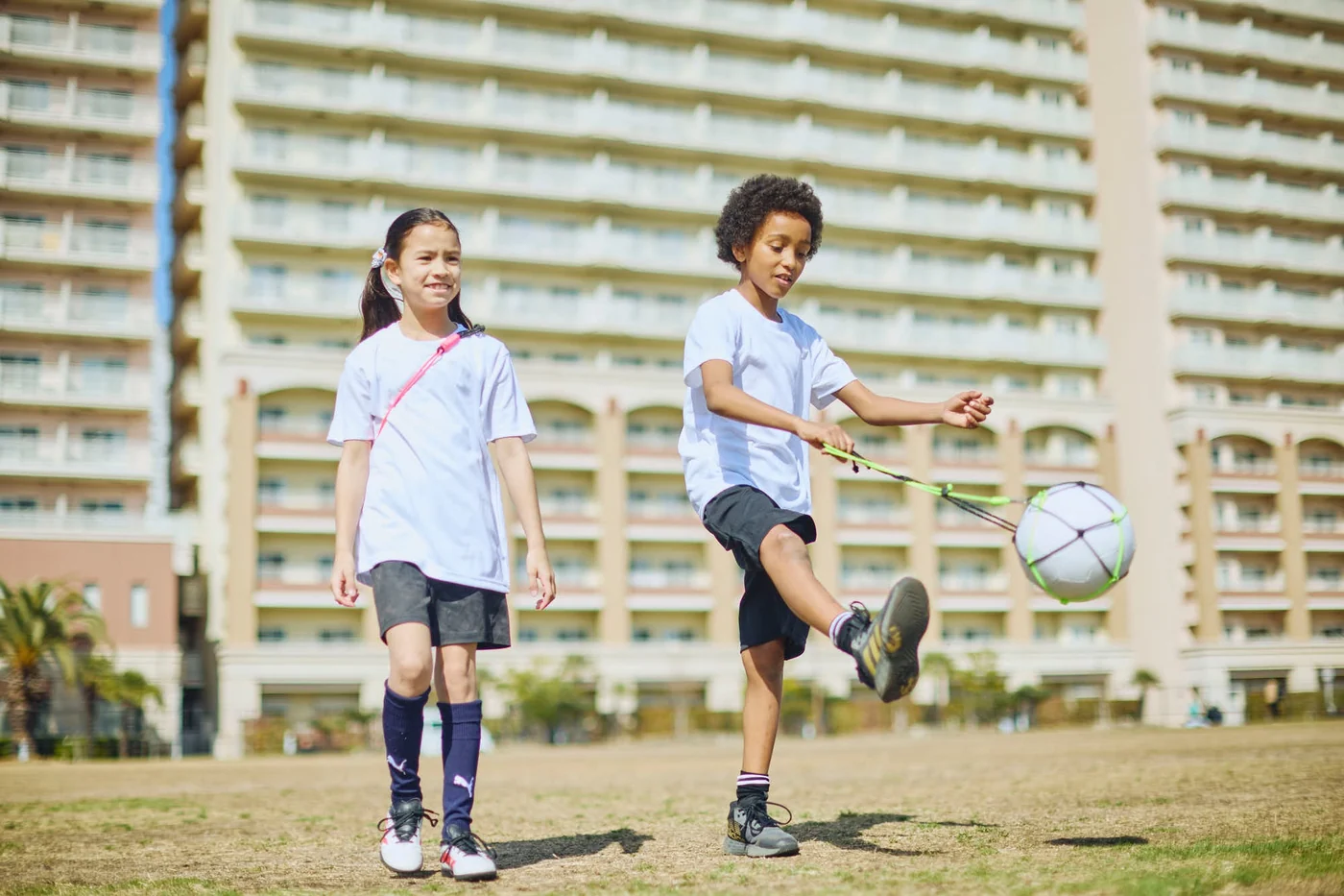 BalóNestを持って歩く子どもたち
