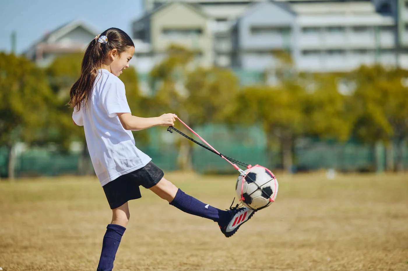 子どもがボールタッチをしている様子